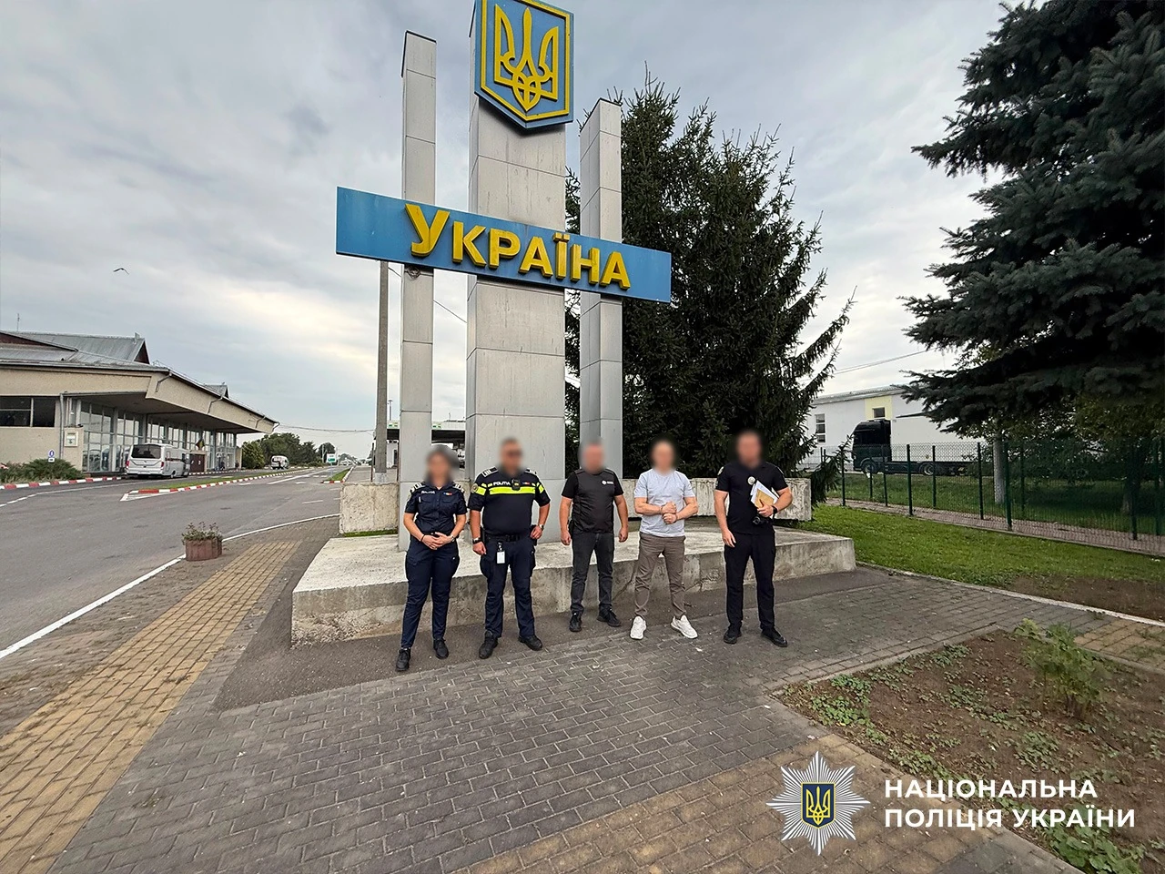 Передача екстрадованого Віктора Медвідя на пункті пропуску Порубне, фото Закарпатської обласної прокуратури