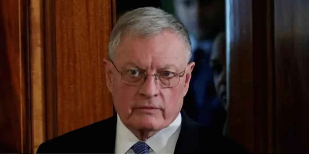 Кіт Келлог під час інтерв'ю