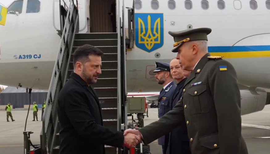 Зеленський зходить із трапа президентського літака в Осло, трансляція NRK