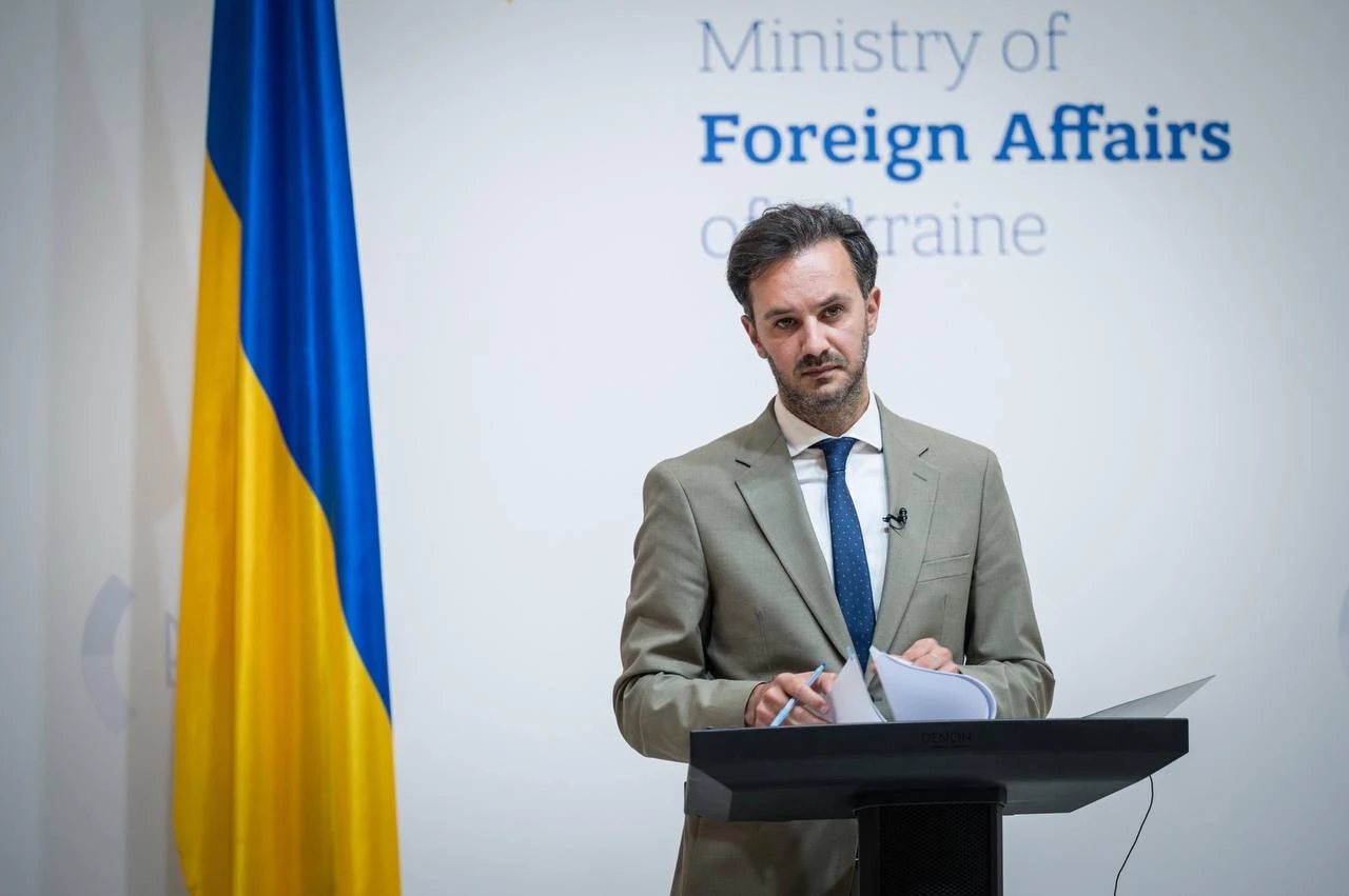 Пошкоджена автівка в Пасваліському районі Литви після падіння безпілотника
