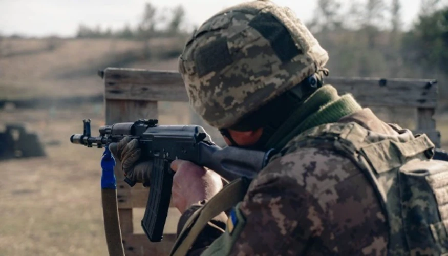 Схематичне зображення лінії фронту з позначеними напрямками бойових дій