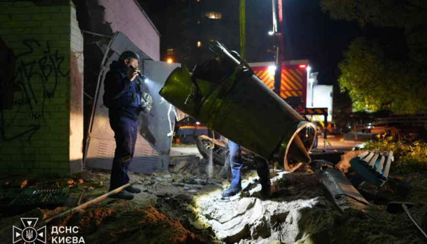 Піротехніки АРЗ СП вилучають бойову частину балістичної ракети у дворі на Оболоні