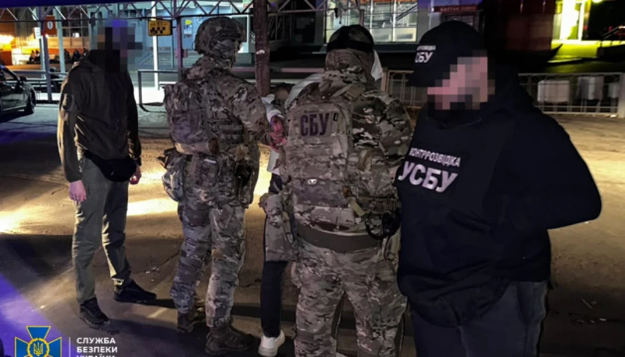 Співробітники СБУ під час затримання агента на рівненському автовокзалі та вилучення вибухівки