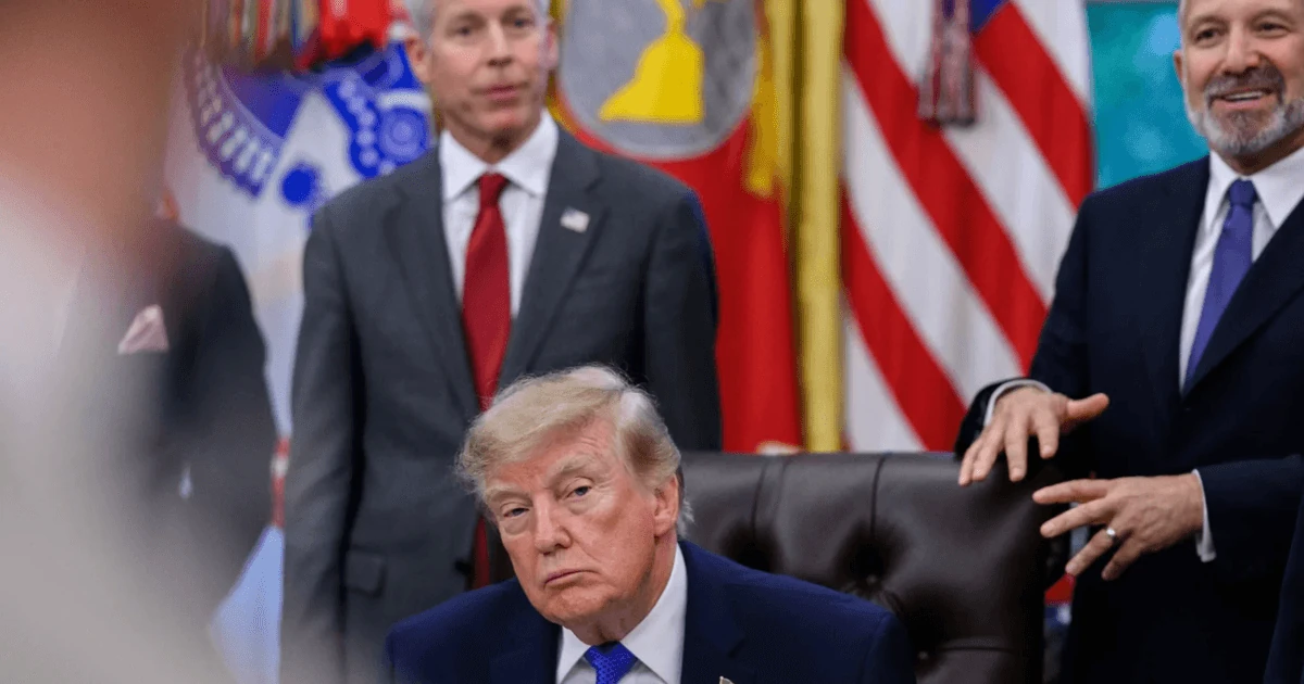 Дональд Трамп спілкується з журналістами у Меріленді 10 жовтня 2026 року