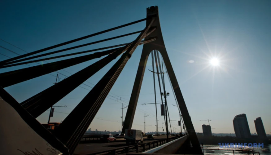 Вирва на дорожньому полотні Північного мосту в Києві після влучання безпілотника 4 жовтня 2026 року