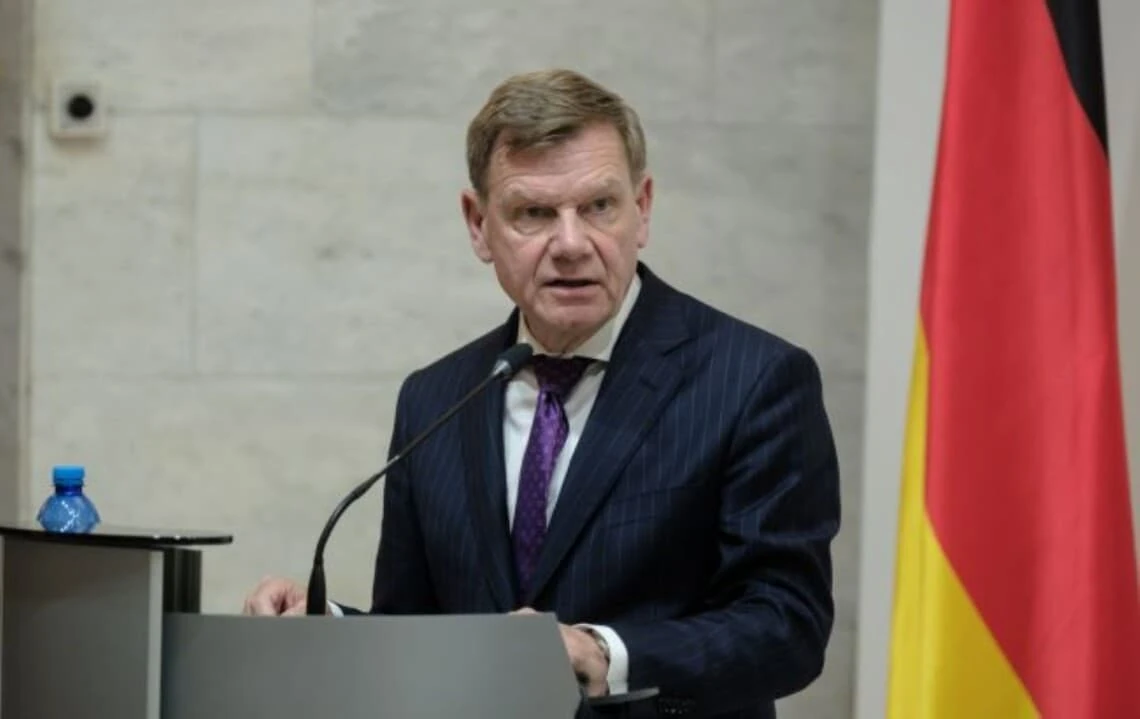 Ілюстративне фото міністра закордонних справ Німеччини Йоганна Вадефуля та терміналів Starlink